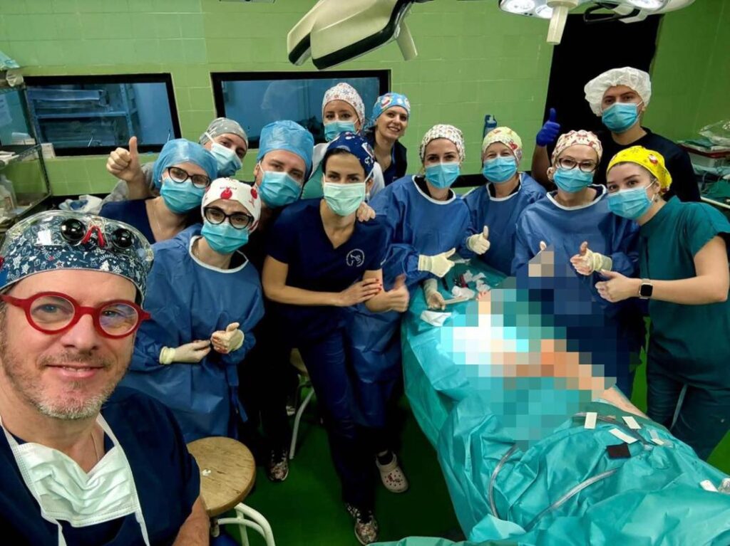 На Универзитетската клиника за пластична и реконструктивна хирургија се извршени две исклучително сложени микрохируршки операции